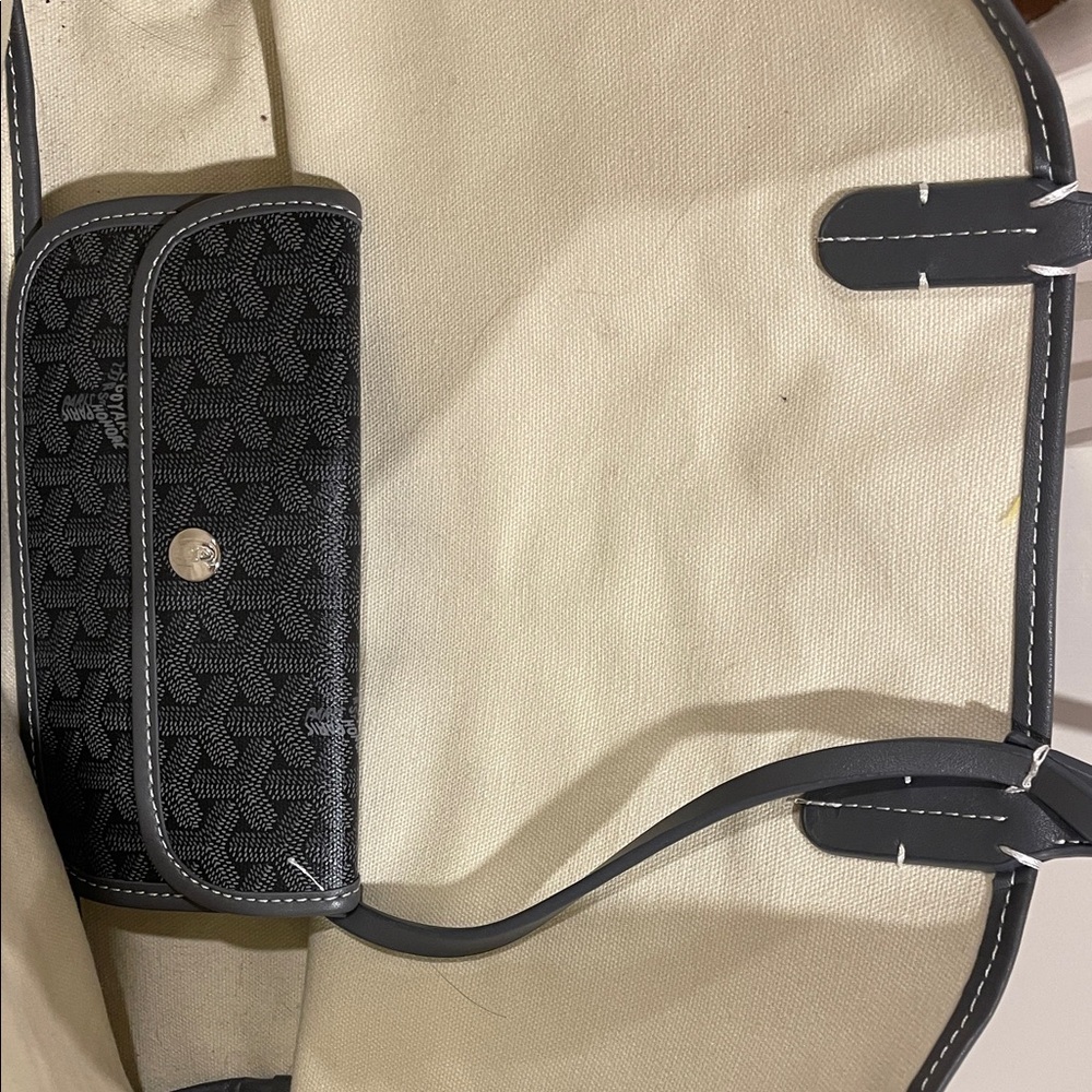 Stylish Black Tote Bag - Picture 2 of 2